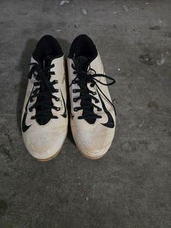 Metal baseball cleats