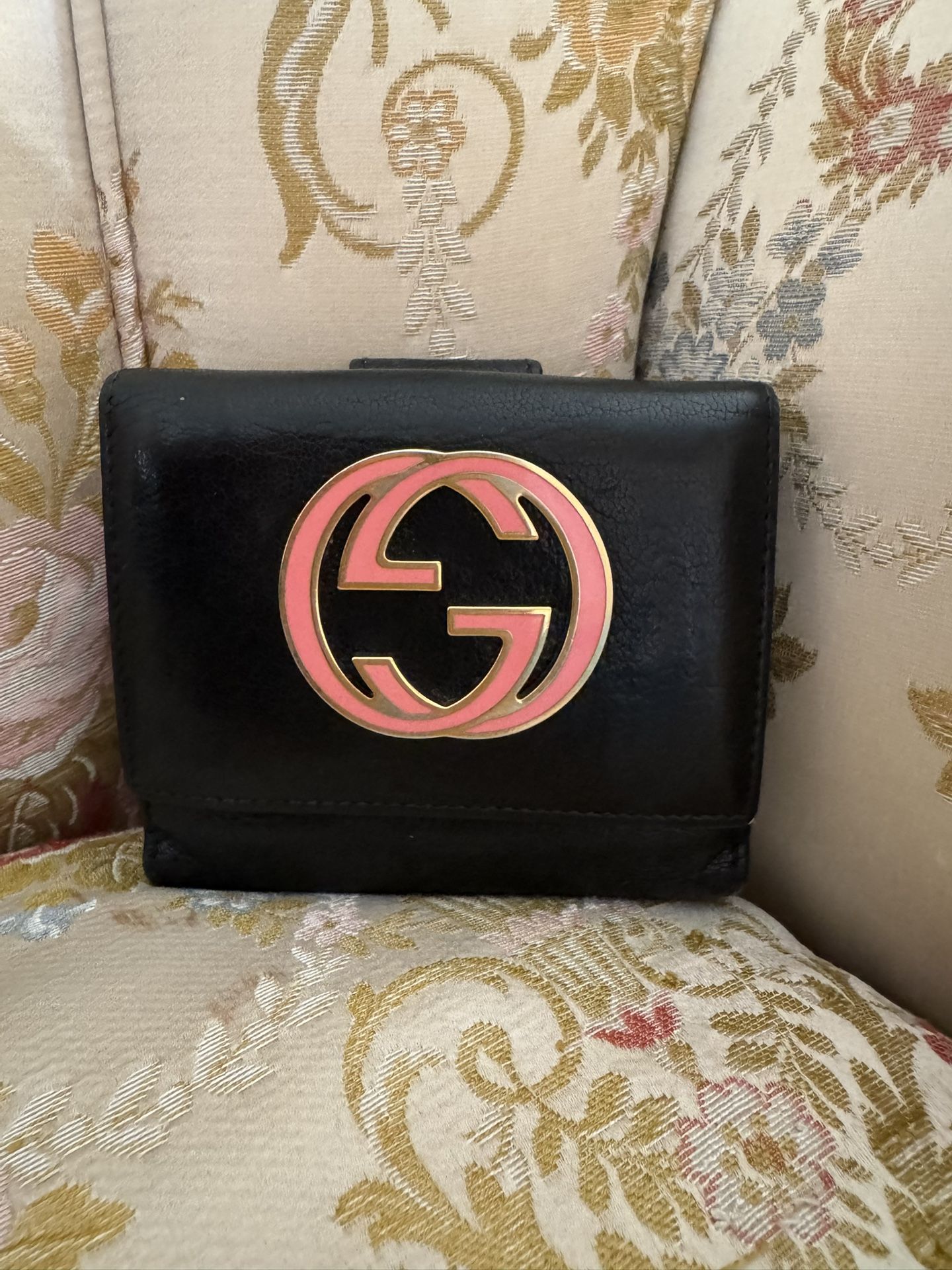 Authentic Gucci GG Pink Logo Black Leather Bifold Wallet