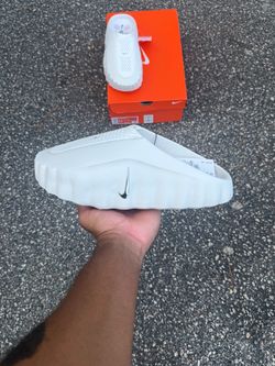Summit white Nike mind slide Women’s 11(9.5M)