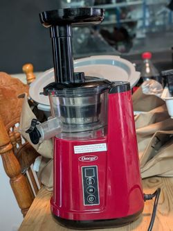 Cold press juicer.