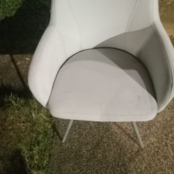 Single Chair  Has A Small Stain Otherwise Good Condition Pickup Only Cash 