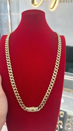 Tenemos financiamiento disponible en todas las, prendas no verificamos crédito Para financiar tiene que tener una cuenta de banco abierta por más de t