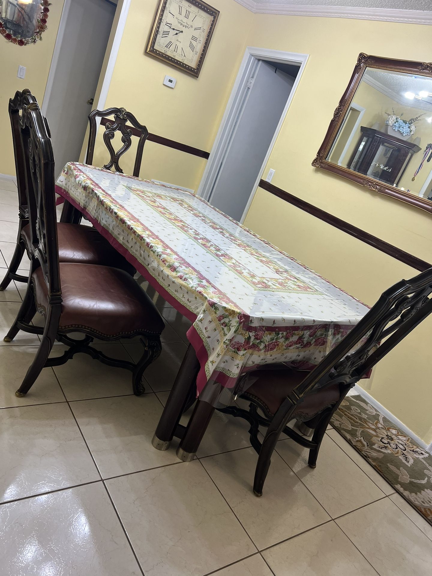 Dinning Table With Four Leather Chairs