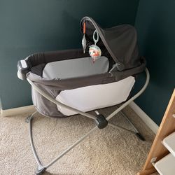 Fisher Price Portable Baby Crib Soothing View Projection Bassinet