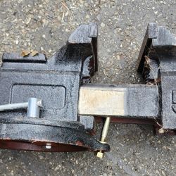 Vintage Swivel Bench Vise 5-1/2" Jaws Opens to 6"