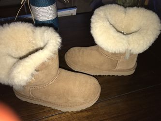 Ugg boots (size 2 in kids)