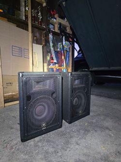 Bocinas yamaha BR12 12  en buen estado  semi usadas.  $200 por las dos o una en  $120