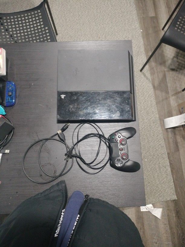 Upgraded Gen 1 PlayStation 4 With Games