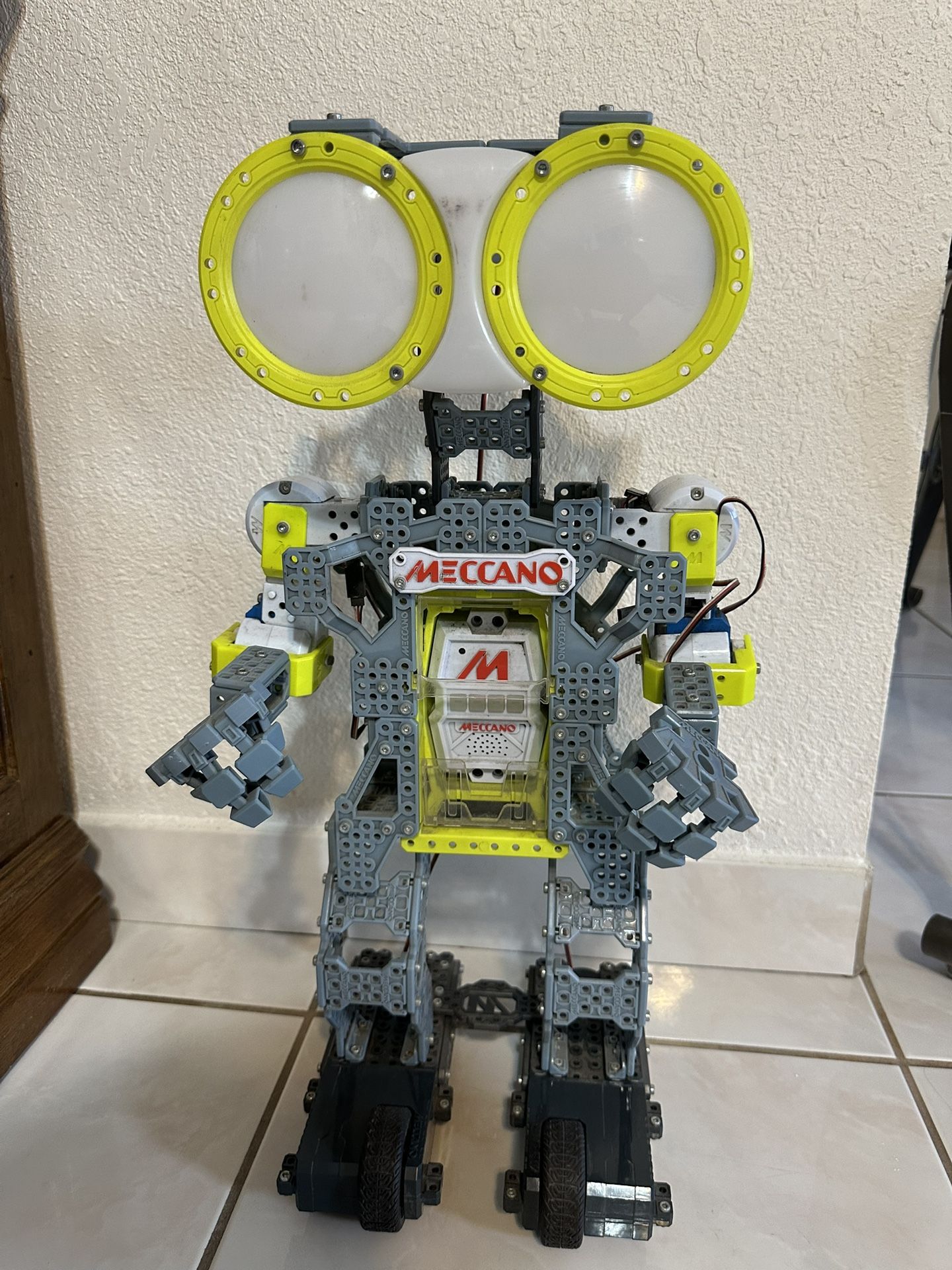 Meccano Tech Meccanoid Personal Robot 2 feet tall Programmable G15 (JH)