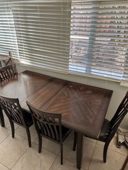 Dining Table in good condition