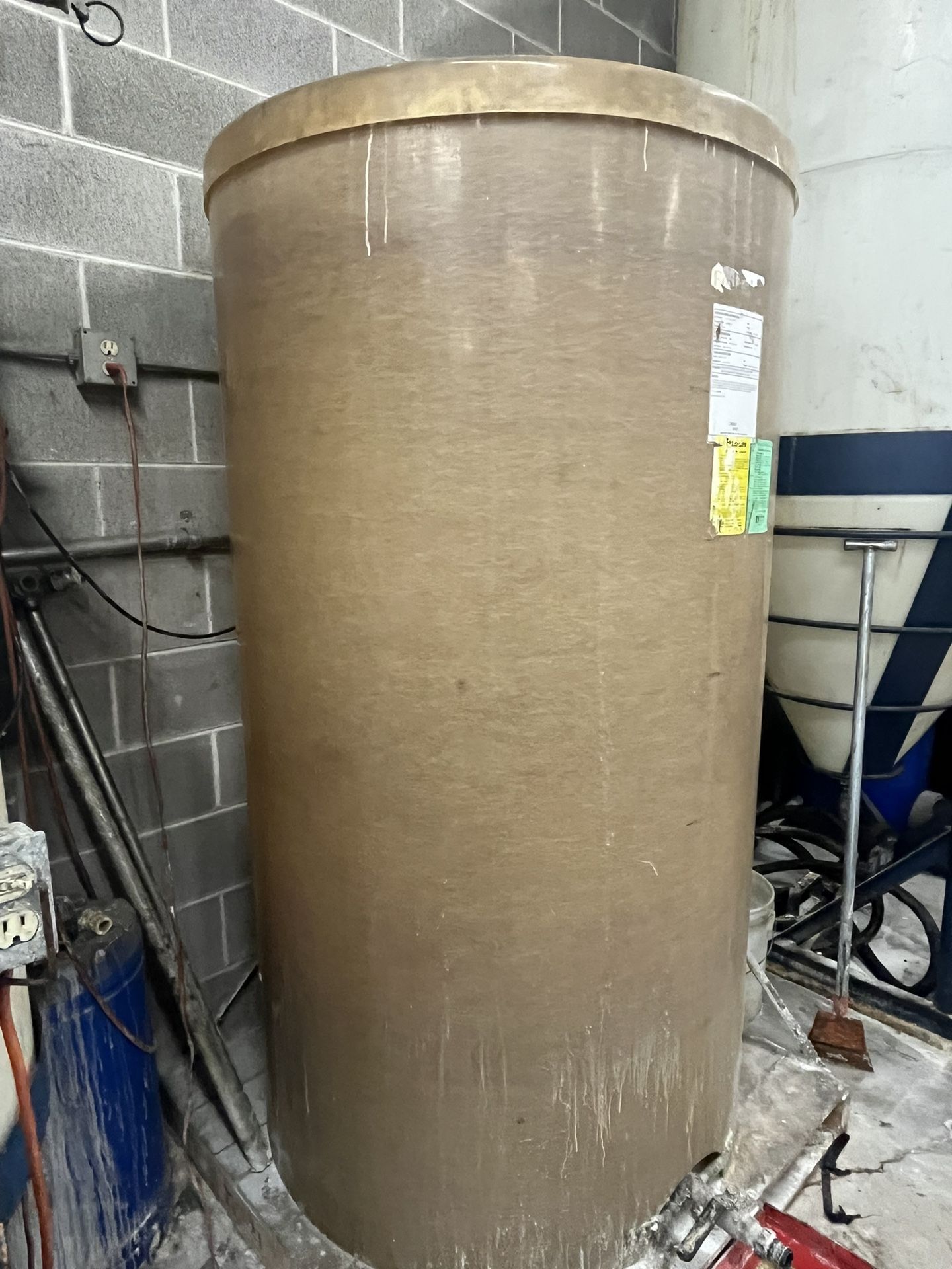 380 Gallon Fiberglass Tank With Mixer 