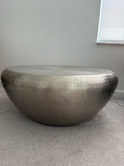 Safavieh Patience 39” Hammered Metal Coffee Table – silver