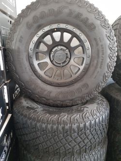 Bendo un set de Rines nuevos con llantas usados 31570R17 para Toyota Tacoma Chevy silverado