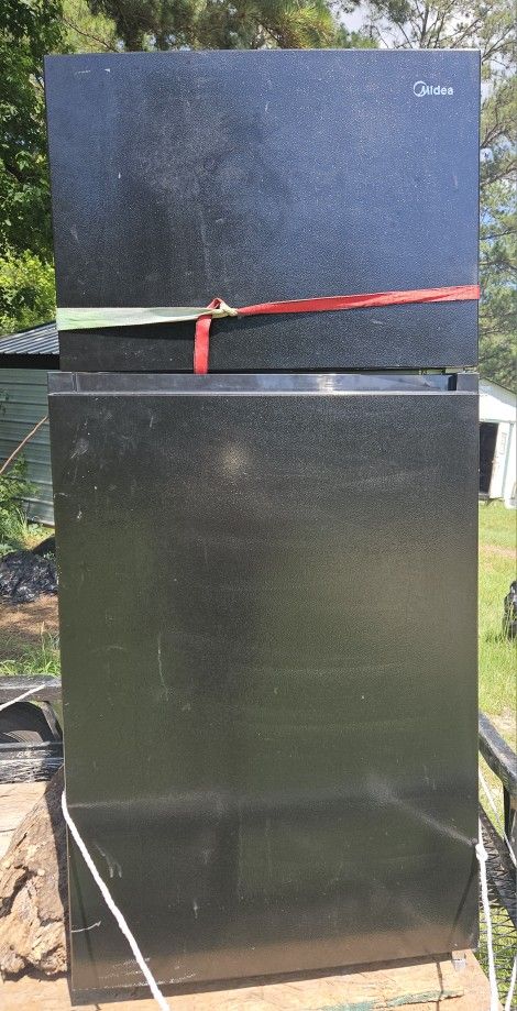 Midea 18 Cu. Ft. Top-Freezer Refrigerator Black