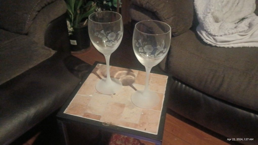 2 Charming Avon Etched Hummingbird Wine Glasses Crystal  Wedding Bird 
