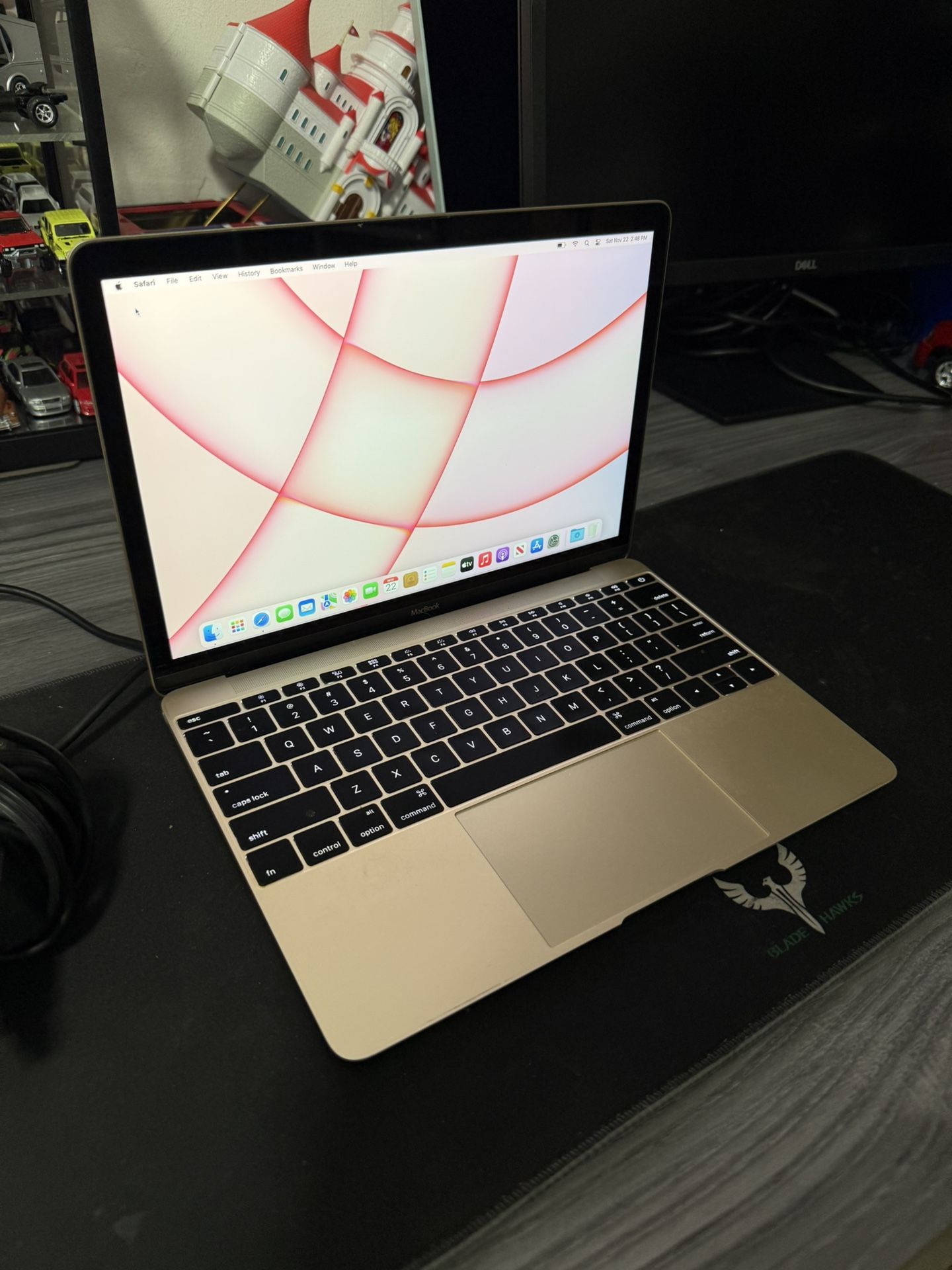 Apple MacBook Pro Laptop 2015 Rose Gold Great Condition 