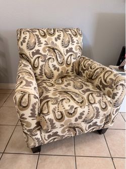 Beautiful accent chair. Near new modern design