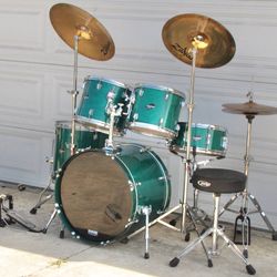 Ludwig 5 Piece Drum Set With Zildjian Cymbals and Hardware 