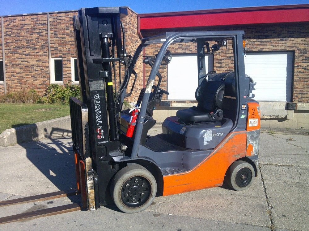 Quad Mast Toyota 5000 LB Capacity Forklift