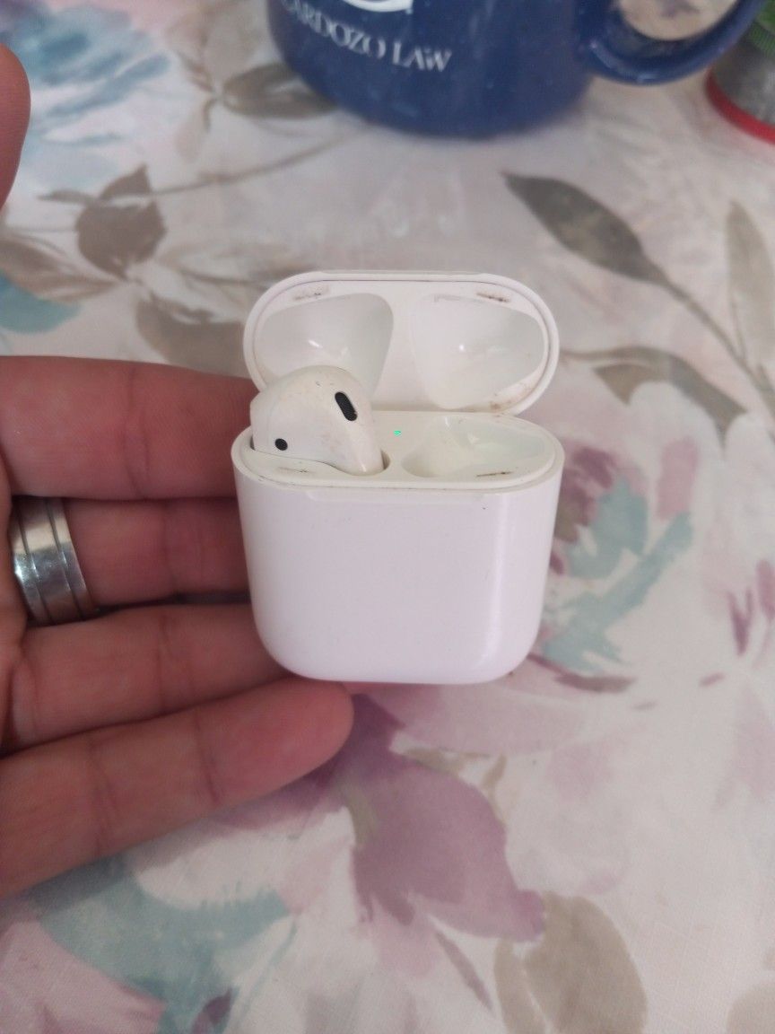 Apple Air Pods 1st Gen ( Only Comes With Left Ear) 