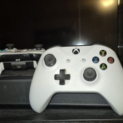 Xbox One S 2 Controllers 14games