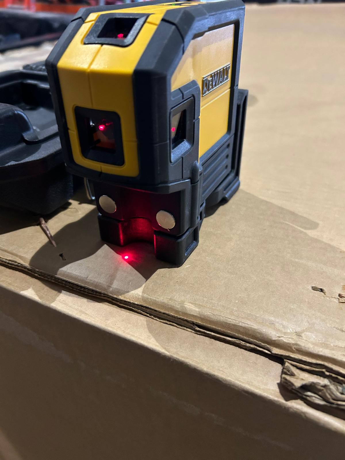 DEWALT 165 ft. Red Self-Leveling 5-Spot & Horizontal Line Laser Level with (3) AA Batteries & Case   Like new condition 
