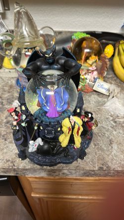 Disney Villains snow globe