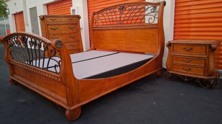 Kng Sz Bd St With Base Good Condition