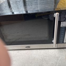  Oster OGG61101 1.1 cu. ft. 1000W Digital Microwave Oven, Stainless Steel & Black 1 UPC: 00(contact info removed)8 