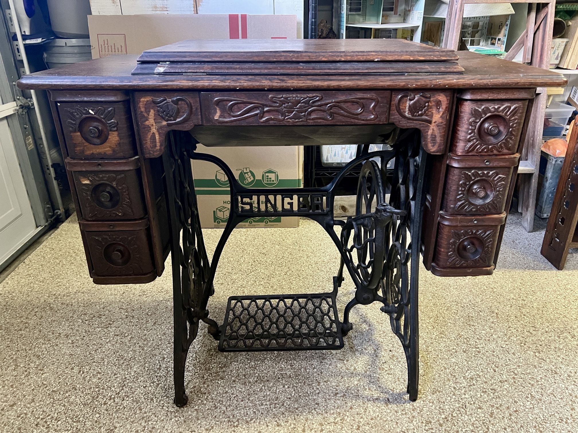 Antique 1903 Singer Sewing Machine in Cabinet