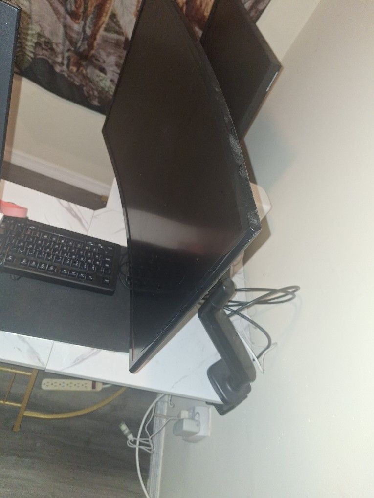Selling Curved Monitor Along With Microphone