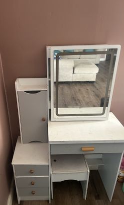 White Wood Makeup Vanity Set