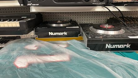 V7 turntable with cables pair NUMARK V7 turntable with cables pair itch & scratch GREAT CONDITION BLOWOUT SALE