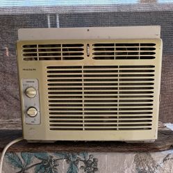 Ait Condition Ac  Frigidaire For Window Working Do Not Get That Cold Only $38