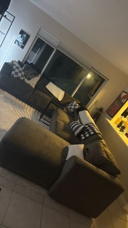 Sectional 6piece Couch. ROOMS TO GO  (PERFECT BRAND NEW)
