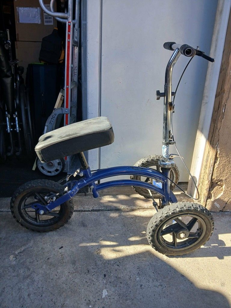 KNEE SCOOTER