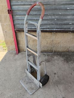 Wesco sturdy aluminum hand truck does not get flats ( dolly