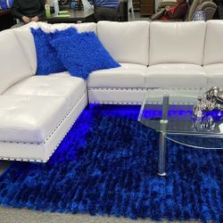 White Left Chase  Stationary Sectional On Sale Now $1,199/Seccional estacionario White Left Chase ¡A la venta ahora $1,199!