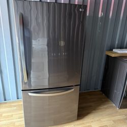 LG 33 2-door refrigerator with ice maker, working perfectly. Dimensions: 32.8 (W) x 35.0 (D) x 69.8 (H). Home delivery and installation included with 