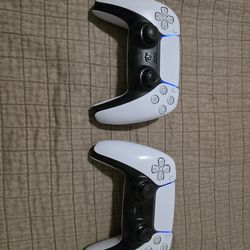 2 Sony PS5 controllers barely used in great condition