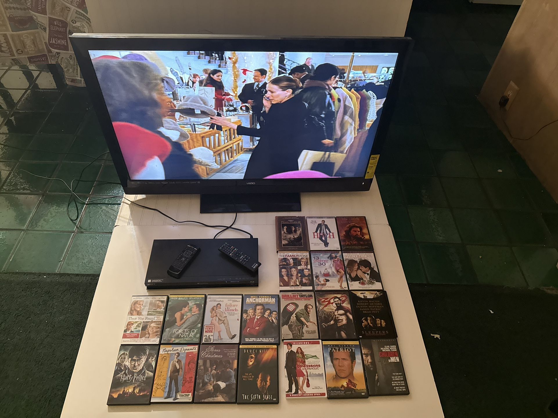 Smart Tv , 50 Inch , Blu Ray/ DVD Player. 20 Dvds