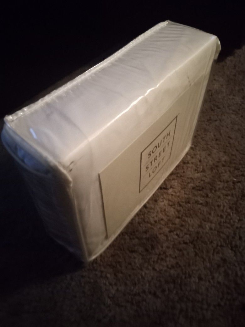 Selling bed Cover Brand New For 5$