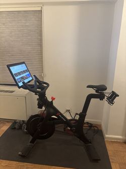 2020 Peloton Bike 2nd Gen Works Well with Mat and Weights - New York, NY