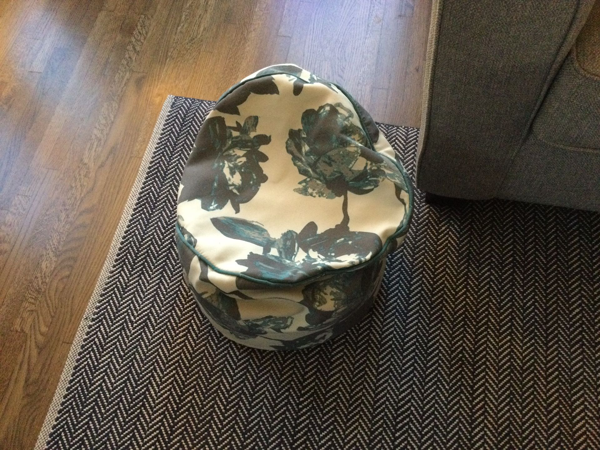 LIKE NEW AQUA BLUE, GRAY AND IVORY FLORAL POUF OTTOMAN FOOTSTOOL CUSHION KIDS CHAIR HOME DECOR - THRESHOLD BRAND