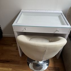 Make up table + chair