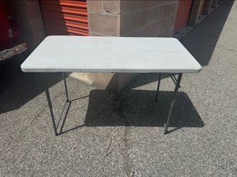 Mesa plegable de 4’ x 2’