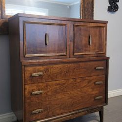 BEAUTIFUL SOLID WOOD TALL DRESSER 