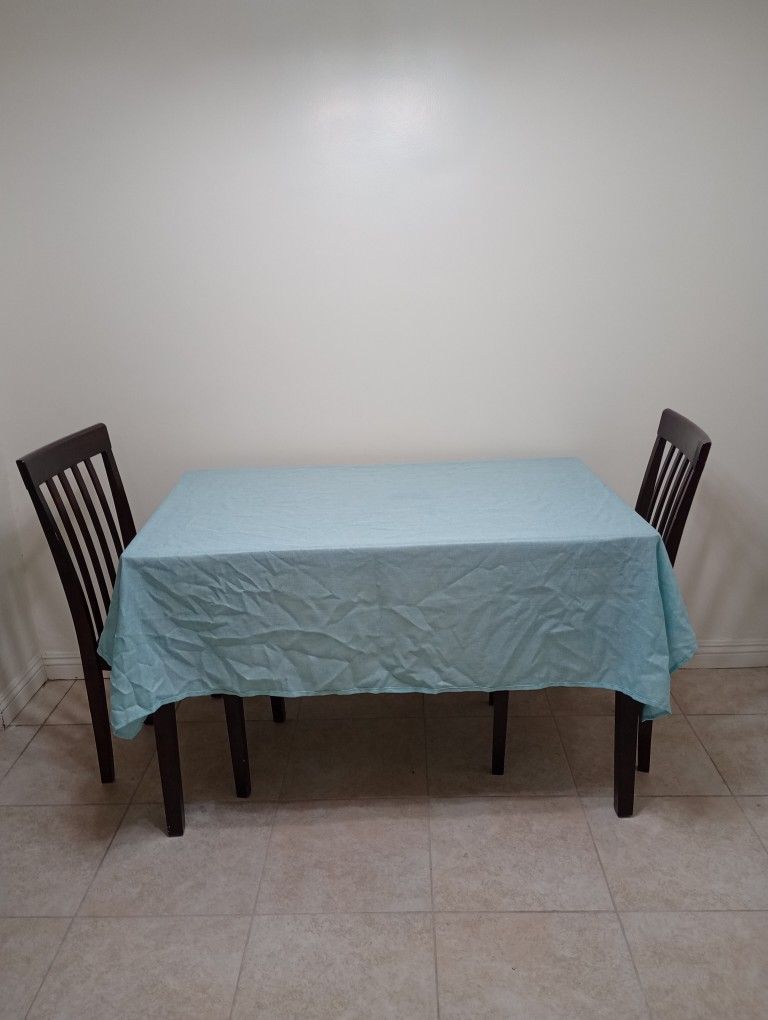 Medium Sized Dining Room / Kitchen Table