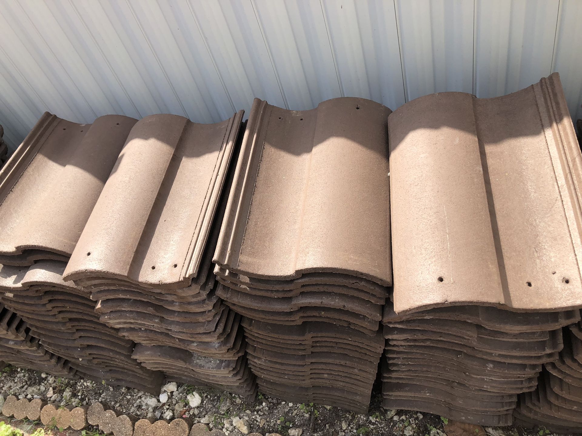 Roof tile new never , left over from the new installation. Brand: Eagle- Model: Capistrano Cocoa Range.