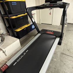 SOLE F80 Treadmill – Like New – Purchased 2025